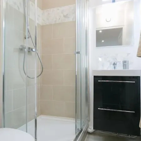 Rose, Confortable Proche Metro Apartment *